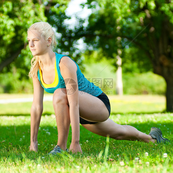 做瑜伽锻炼的年轻妇女运动活力女士女孩自由运动员娱乐运动装公园森林图片