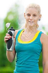 妇女运动后饮用水供应情况活力卫生女孩火车流动赛跑者行动瓶子跑步保健图片