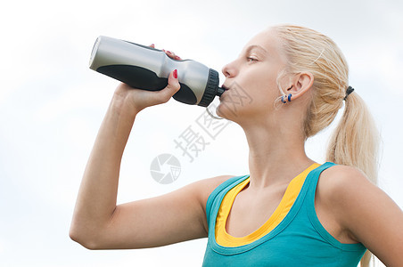妇女运动后饮用水供应情况瓶子流动公园福利闲暇卫生行动蓝色运动员口渴图片