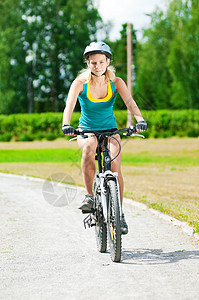骑自行车的年轻微笑的女人街道女孩慢跑驾驶青年头盔叶子女士运动训练图片