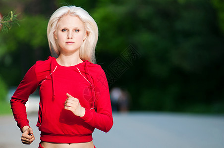 美丽的女人在公园里奔跑身体运动娱乐自由叶子女士森林环境专注跑步图片
