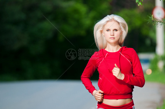 美丽的女人在公园里奔跑慢跑者街道青少年季节女性身体活力慢跑女士运动员图片