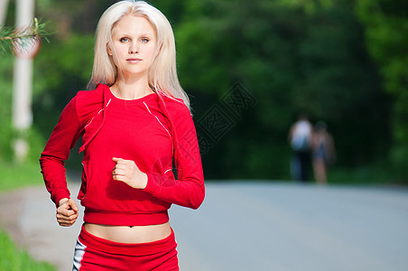 美丽的女人在公园里奔跑季节叶子青少年专注慢跑娱乐女士姿势活力肌肉图片