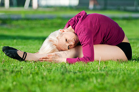 做瑜伽伸展锻炼的漂亮女人女士训练运动公园闲暇快乐身体森林活力叶子图片