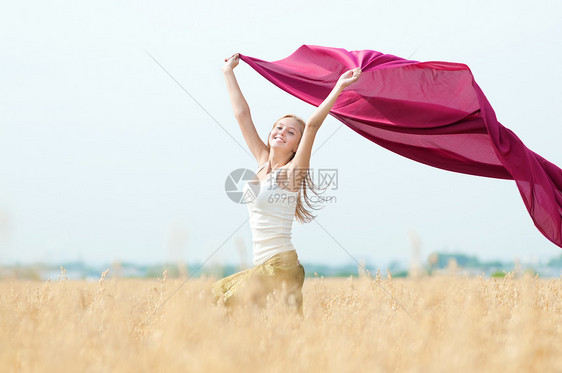 在小麦田野外野餐的快乐女人女士运动自由天空野餐空气跑步乐趣女孩喜悦图片