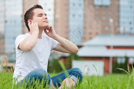 有耳机的有吸引力的年轻人生活自由旅游闲暇街道男性娱乐青年喜悦音乐播放器图片