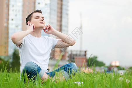 有耳机的有吸引力的年轻人娱乐生活快乐天空自由男性音乐美丽蓝色男人图片