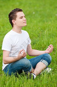 一个在公园做瑜伽的年轻人青少年青年旅游日光浴男性娱乐喜悦蓝色运动闲暇图片