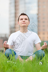 一个在公园做瑜伽的年轻人快乐男人娱乐自由蓝色运动天空城市旅游生活图片