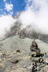 意大利阿尔卑斯山上的路径符号岩石绿色旅行高度指针天空风景蓝色远足踪迹图片