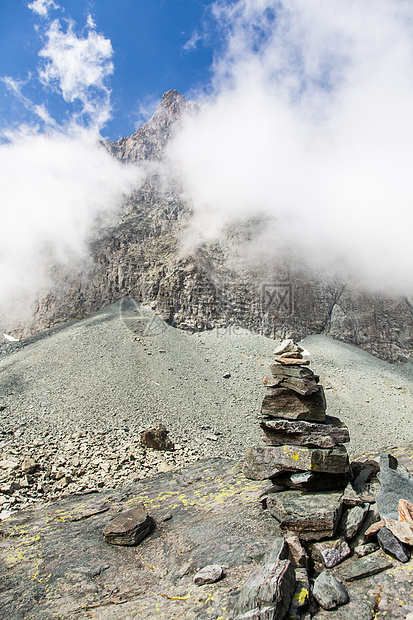 意大利阿尔卑斯山上的路径符号岩石绿色旅行高度指针天空风景蓝色远足踪迹图片