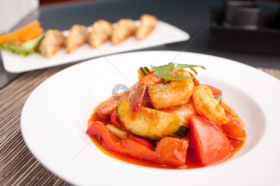 泰国甜虾和酸虾海鲜电镀盘子萝卜胡椒食物对虾推介会烹饪美味图片