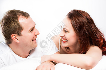 男女青年在床上躺在一起女性男朋友女朋友苏醒盖子男人成人乐趣男性拥抱图片