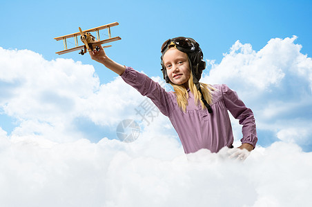 戴头盔驾驶员的女孩玩玩具飞机飞行员乐趣天空航班蓝色女性航空空军旅行传单图片