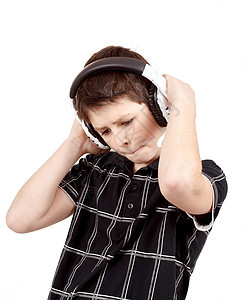 一个快乐的小男孩的肖像 用耳机收听音乐唱歌喜悦孩子童年男生幸福衬衫卡拉ok白色微笑图片