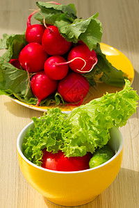 新鲜菠菜 黄瓜和西红柿维生素营养沙拉样本胡椒草药花园芳香食物饮食图片