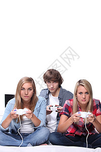 玩电脑游戏的青少年朋友们女性游戏兄弟控制器姐姐学生金发女孩安慰图片