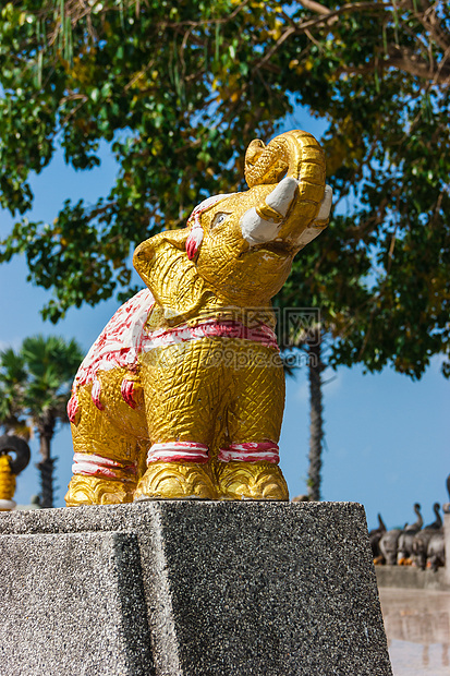 阳光明媚的一天 泰国巨石象在圣坛上石头艺术哺乳动物耳朵文化灰色树干雕塑手工幸福图片