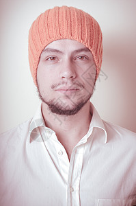 现代年轻时尚男子 戴橙色帽子白衬衫成人男性发型引擎盖工作室男人衬衫胡须图片
