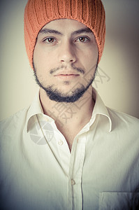 现代年轻时尚男子 戴橙色帽子胡须工作室男人衬衫引擎盖发型白衬衫成人男性图片