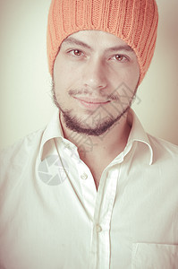 现代年轻时尚男子 戴橙色帽子男性工作室发型引擎盖白衬衫衬衫胡须成人男人图片