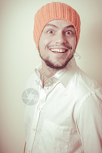 现代年轻时尚男子 戴橙色帽子成人引擎盖胡须男性工作室男人白衬衫发型衬衫图片