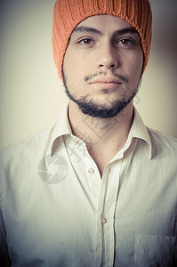 现代年轻时尚男子 戴橙色帽子工作室衬衫男性胡须成人白衬衫发型男人引擎盖图片