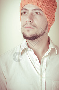 现代年轻时尚男子 戴橙色帽子胡须衬衫白衬衫工作室发型男人成人引擎盖男性图片
