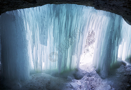 在自然冬季洞穴内图片