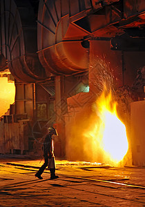 工厂的钢铁工人生产液体钢包燃烧工艺冶金火花烤箱铸造铸件图片