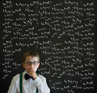 思考的男孩打扮成有粉笔问题的生意人教育商务头脑学校白色黑色风暴学生智力人士图片