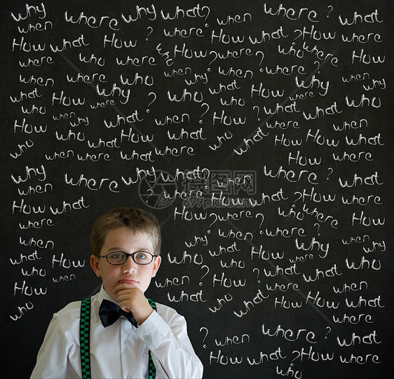 思考的男孩打扮成有粉笔问题的生意人教育商务头脑学校白色黑色风暴学生智力人士图片
