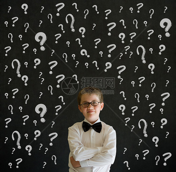 思考的男孩打扮成有粉笔问题标记的商业男郎成功教育黑板学生记忆分数头脑思维男生智力图片