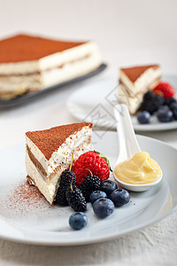 甜点加浆果和奶油宏观盘子美食食物小吃咖啡粉末水果蛋糕巧克力图片