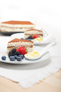 甜点加浆果和奶油图层蛋糕美食食物咖啡粉末宏观糕点盘子水果图片