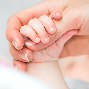 宝宝握着母亲的手指后代压痛孩子女士成人友谊父母投标手臂童年图片