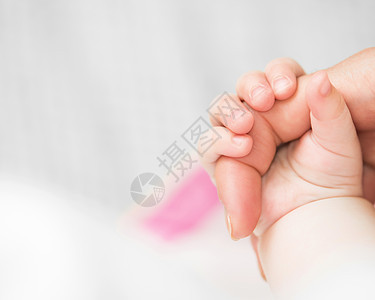 宝宝握着母亲的手指女性皮肤压痛身体孩子母性男生童年父母儿子图片