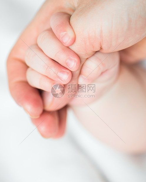 宝宝握着母亲的手指压痛手臂成人女性儿子童年生活家庭女士后代图片