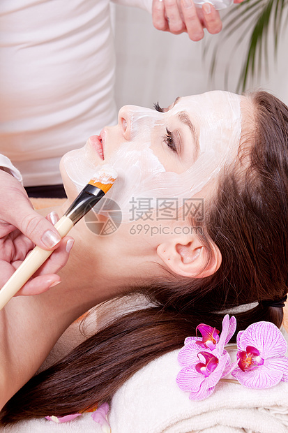 妇女面对美容整容化妆品温泉面具护理女士身体呵护水疗美容师奶油沙龙图片