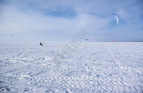 冬季风筝力量飞行蓝色头盔冲浪速度冒险乐趣爱好装备图片
