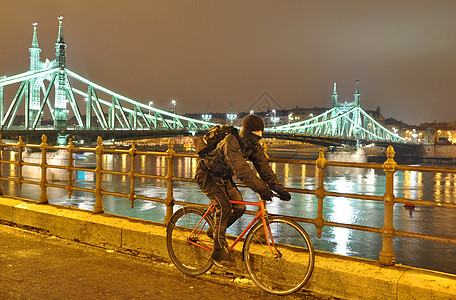 夜间在多瑙河附近移动的自行车名单运输阴影车辆爱好旅行热情生活娱乐男人土匪图片