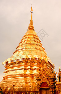 泰国不动产房子太阳天空石头传统居住佛塔旅游精神图片