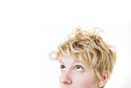 向上向左混合毛发金发女孩床头白色女性发型卷发成人头发中年人图片