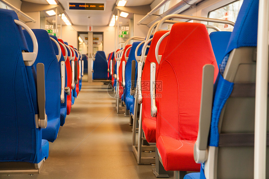 空火车上的乘客座位扶手椅椅子铁路地区旅行车皮窗户蓝色木板场景图片