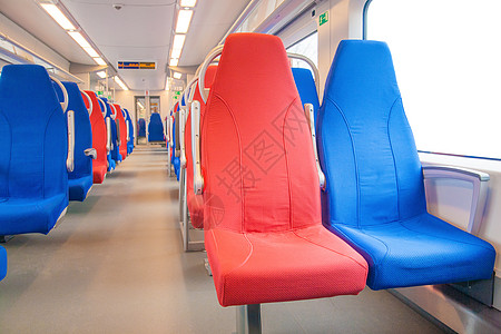 空火车上的乘客座位商业城市长椅扶手椅服务场景民众木板椅子铁路图片