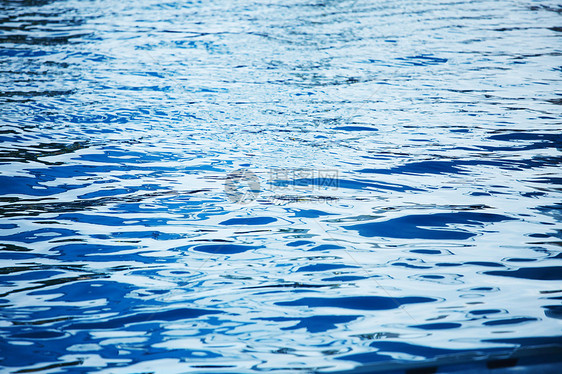 水面摘要反射阳光波纹海洋蓝色液体水域运动海浪涟漪图片