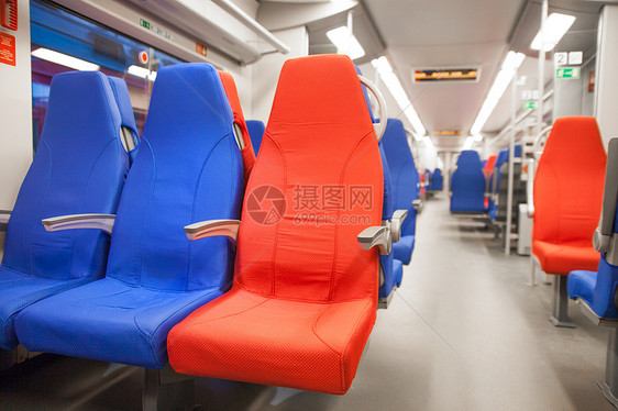 空火车上的乘客座位车皮扶手椅交通椅子蓝色商业民众木板长椅场景图片
