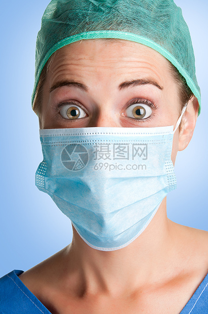 戴着面罩的女外科医生惊讶帮助手术卫生保健危险疾病房间擦洗外科职业图片