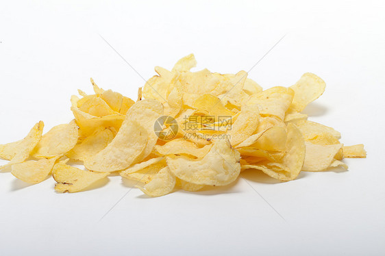 白背景孤立的土豆薯片饮食美食色彩波纹宏观饼干油炸黄色白色食物图片