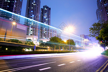 夜间城市交通建筑市中心蓝色运动驾驶场景公共汽车线条建筑学辉光图片